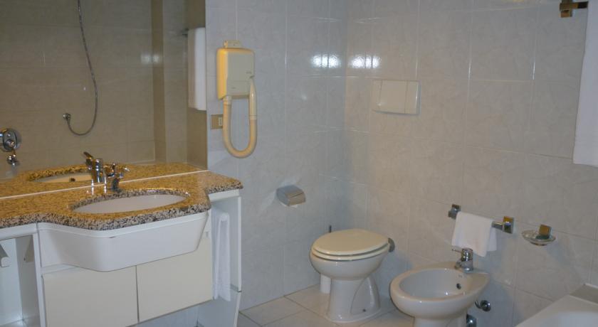 Hotel Ascot บินาสโก ภายนอก รูปภาพ