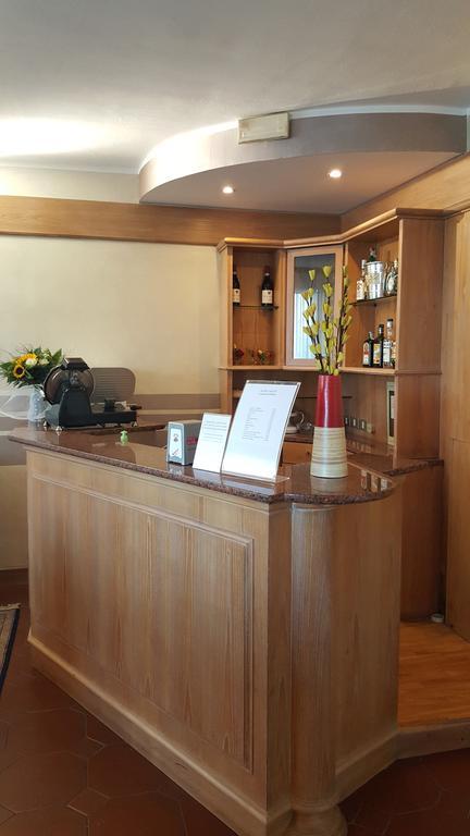 Hotel Ascot บินาสโก ภายนอก รูปภาพ