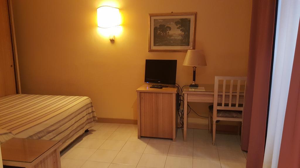 Hotel Ascot บินาสโก ภายนอก รูปภาพ