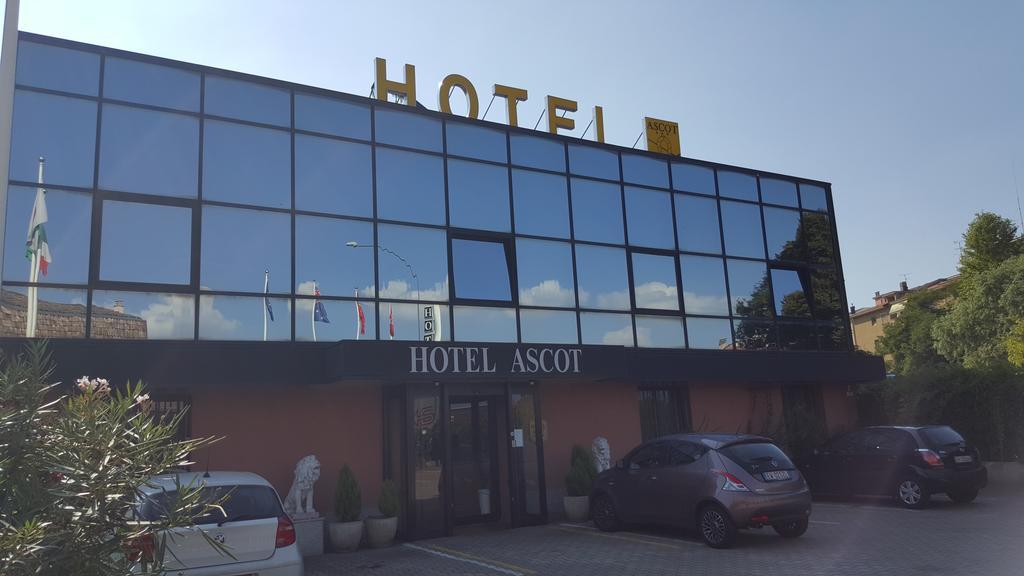 Hotel Ascot บินาสโก ภายนอก รูปภาพ
